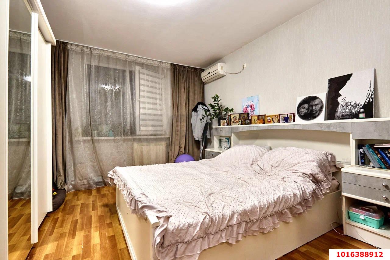 Фото №3: 2-комнатная квартира <span class="whitespace-nowrap">56 м²</span>, <span class="whitespace-nowrap">13/16 эт.</span> - Краснодар, Западный внутригородской округ, Кожзавод, мкр. Военный городок № 1, ул. имени Калинина, 350/4