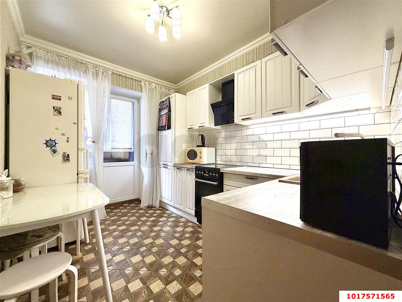 Фото №1: 1-комнатная квартира <span class="whitespace-nowrap">41 м²</span>, <span class="whitespace-nowrap">2/6 эт.</span> - Краснодар, Прикубанский внутригородской округ, мкр. Музыкальный, ул. имени Сергея Есенина, 86