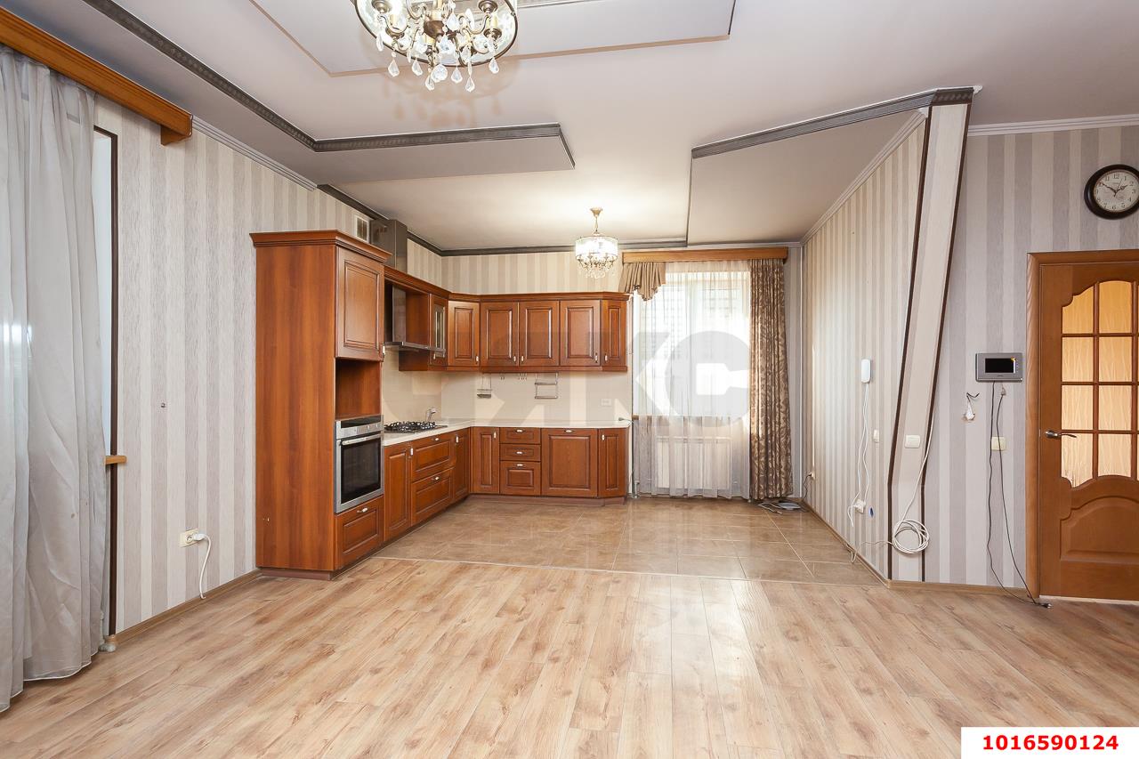 Фото №6: Дом <span class="whitespace-nowrap">271 м²</span> <span class="whitespace-nowrap">+ 12 сот.</span>, <span class="whitespace-nowrap">2 эт.</span> - Знаменский, мкр. Карасунский внутригородской округ