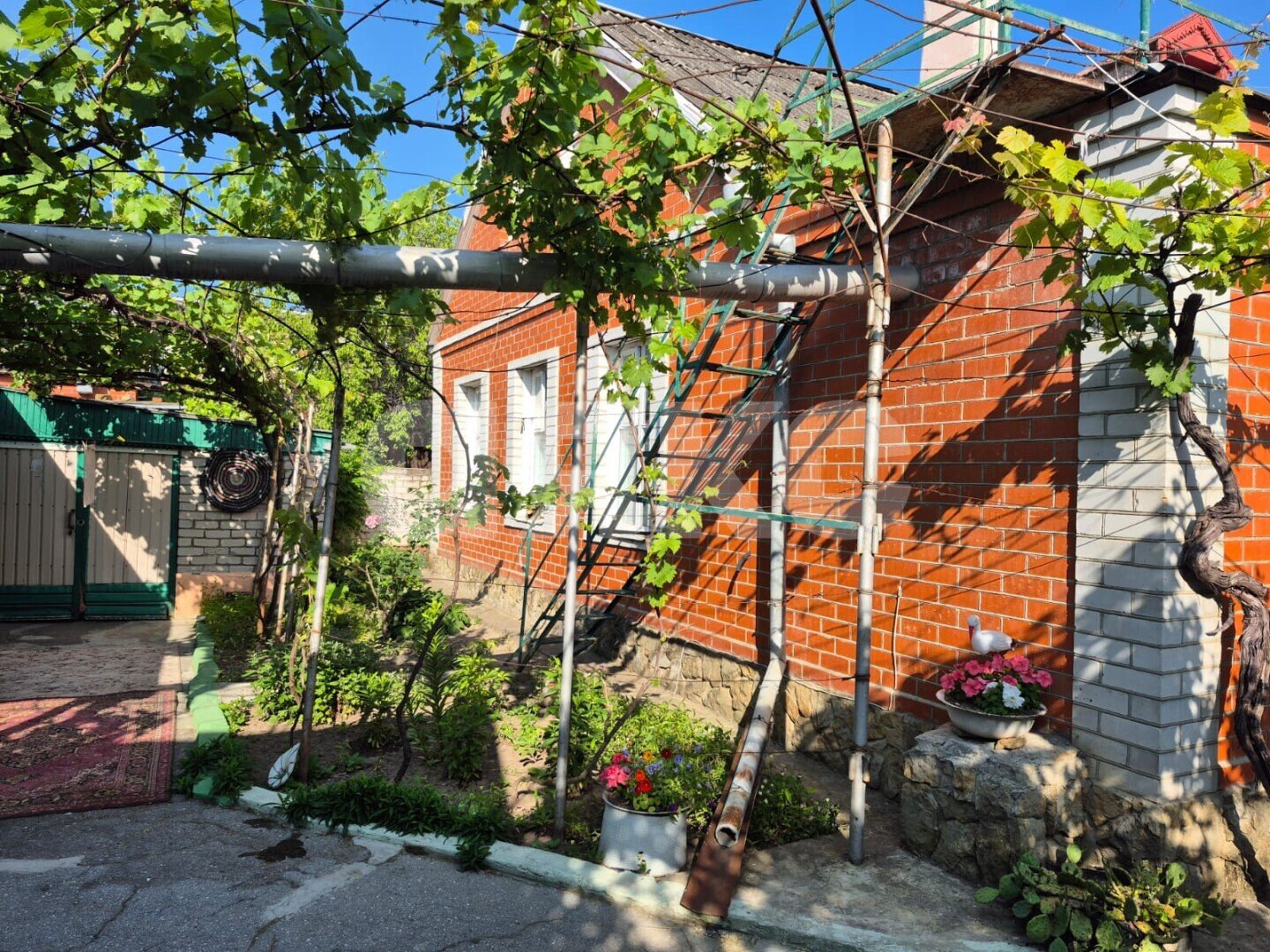 Фото №3: Дом <span class="whitespace-nowrap">85 м²</span> <span class="whitespace-nowrap">+ 13.65 сот.</span>, <span class="whitespace-nowrap">2 эт.</span> - Анапа, мкр. Алексеевка, ул. Ленинградская