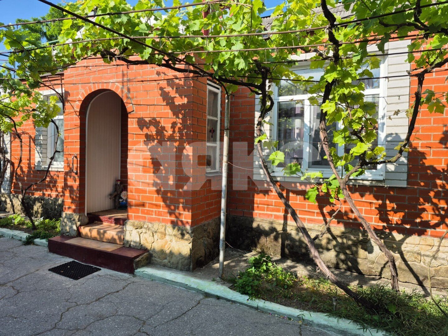 Фото №2: Дом <span class="whitespace-nowrap">85 м²</span> <span class="whitespace-nowrap">+ 13.65 сот.</span>, <span class="whitespace-nowrap">2 эт.</span> - Анапа, мкр. Алексеевка, ул. Ленинградская