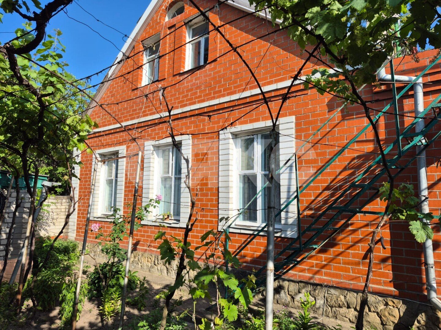 Фото №1: Дом <span class="whitespace-nowrap">85 м²</span> <span class="whitespace-nowrap">+ 13.65 сот.</span>, <span class="whitespace-nowrap">2 эт.</span> - Анапа, мкр. Алексеевка, ул. Ленинградская