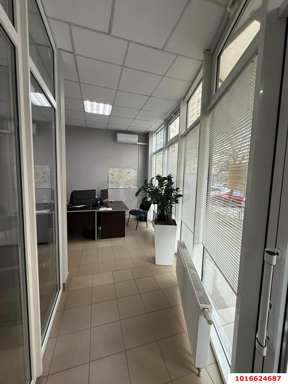 Фото №4: Торговое помещение <span class="whitespace-nowrap">95 м²</span>, <span class="whitespace-nowrap">1/17 эт.</span> - Краснодар, Прикубанский внутригородской округ, имени Петра Метальникова, мкр. жилой комплекс Победа-2, ул. Цезаря Куникова, 35