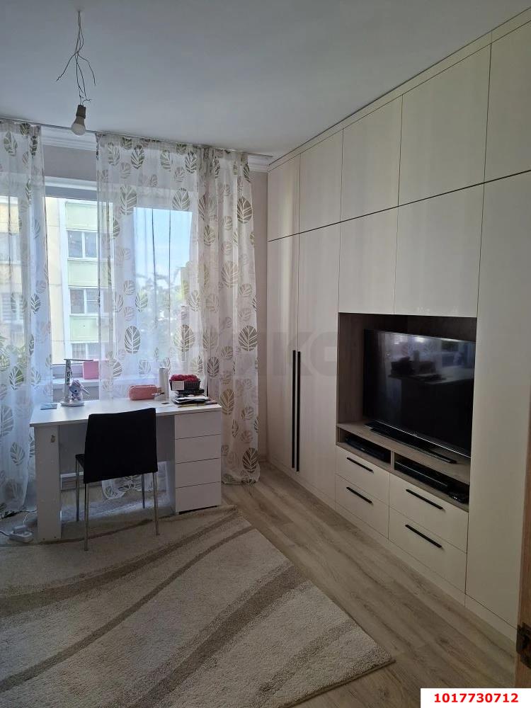 Фото №1: 3-комнатная квартира <span class="whitespace-nowrap">74 м²</span>, <span class="whitespace-nowrap">4/19 эт.</span> - Краснодар, Карасунский внутригородской округ, Гидростроителей, мкр. жилой комплекс Поющие Фонтаны, ул. имени Невкипелого, 10