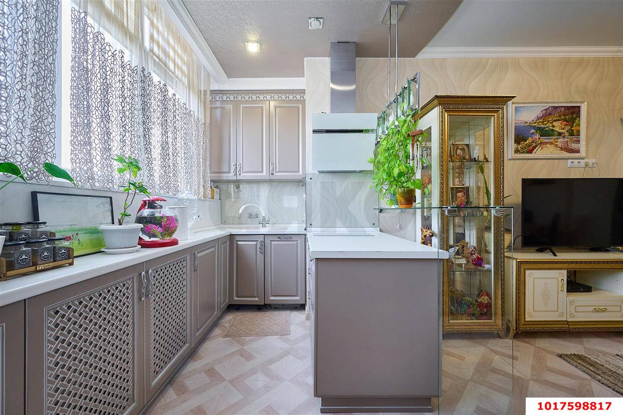 Фото №2: 2-комнатная квартира <span class="whitespace-nowrap">75 м²</span>, <span class="whitespace-nowrap">13/19 эт.</span> - Краснодар, Западный внутригородской округ, мкр. Горгаз, ул. Николая Кондратенко, 6к2