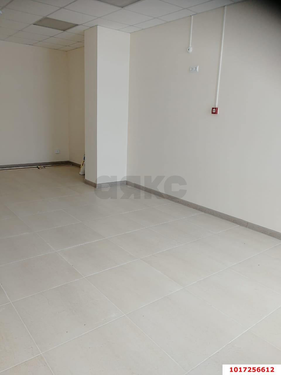 Фото №3: Торговое помещение <span class="whitespace-nowrap">33 м²</span>, <span class="whitespace-nowrap">1/13 эт.</span> - Краснодар, Прикубанский внутригородской округ, Славянский, мкр. Светлоград, ул. Красных Партизан, 1/4к2