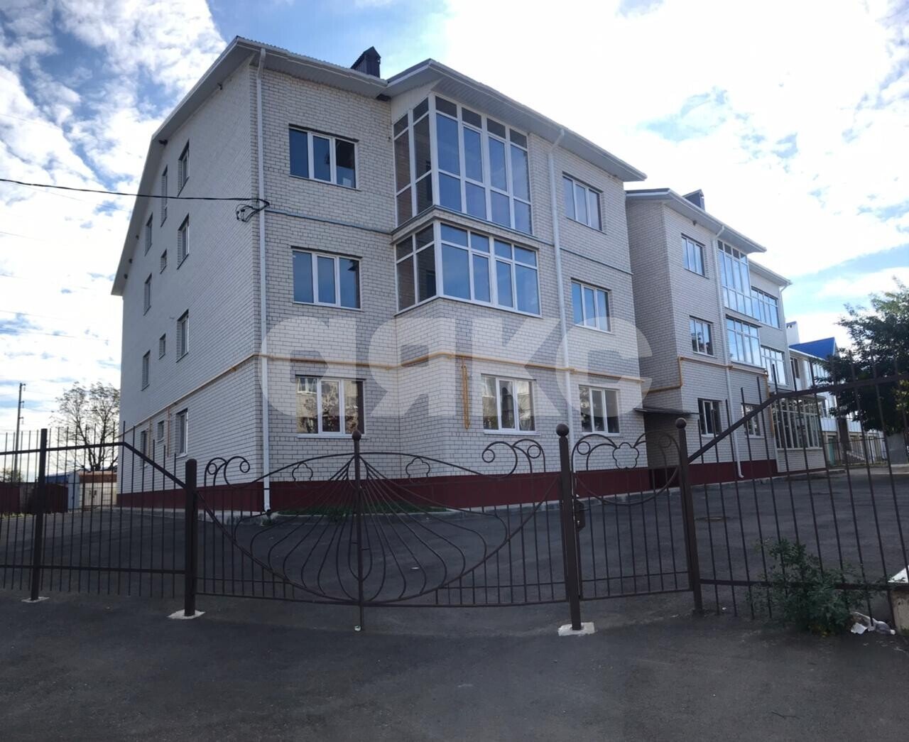 Фото №1: 2-комнатная квартира <span class="whitespace-nowrap">100 м²</span>, <span class="whitespace-nowrap">2/3 эт.</span> - Армавир, мкр. Линии, ул. 11-я Линия, 1/7