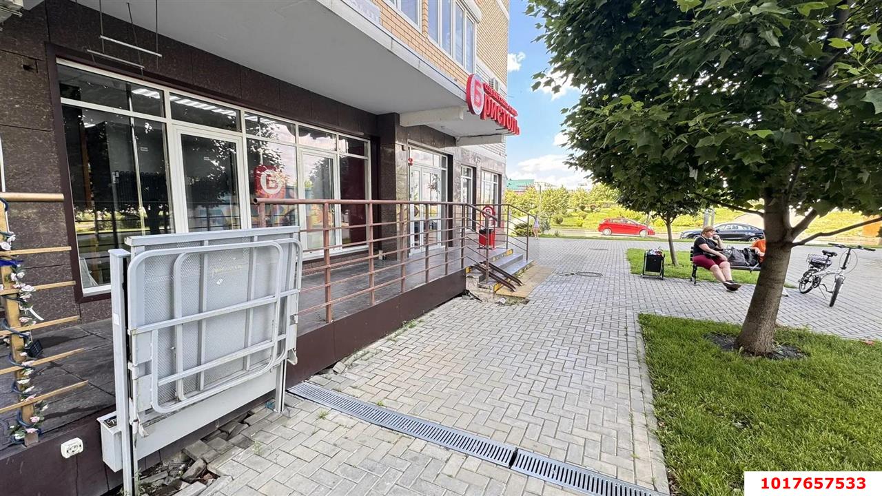 Фото №3: Торговое помещение <span class="whitespace-nowrap">83 м²</span>, <span class="whitespace-nowrap">1/9 эт.</span> - Краснодар, Прикубанский внутригородской округ, Славянский, мкр. Светлоград, ул. Красных Партизан, 1/3к11