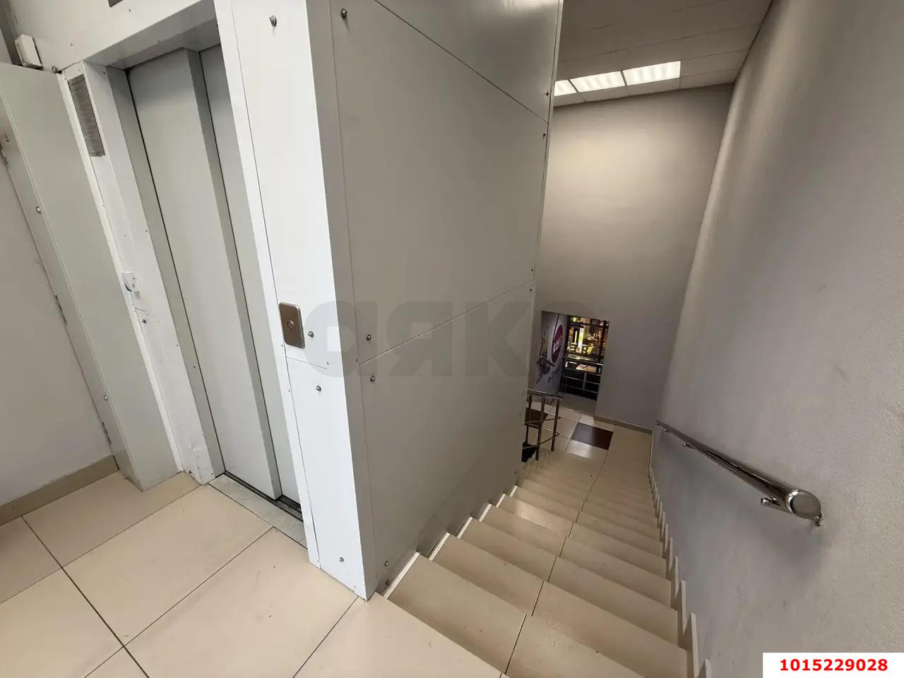 Фото №5: Торговое помещение <span class="whitespace-nowrap">170 м²</span>, <span class="whitespace-nowrap">2/2 эт.</span> - Краснодар, Прикубанский внутригородской округ, мкр. Фестивальный, ул. Атарбекова, 38/1