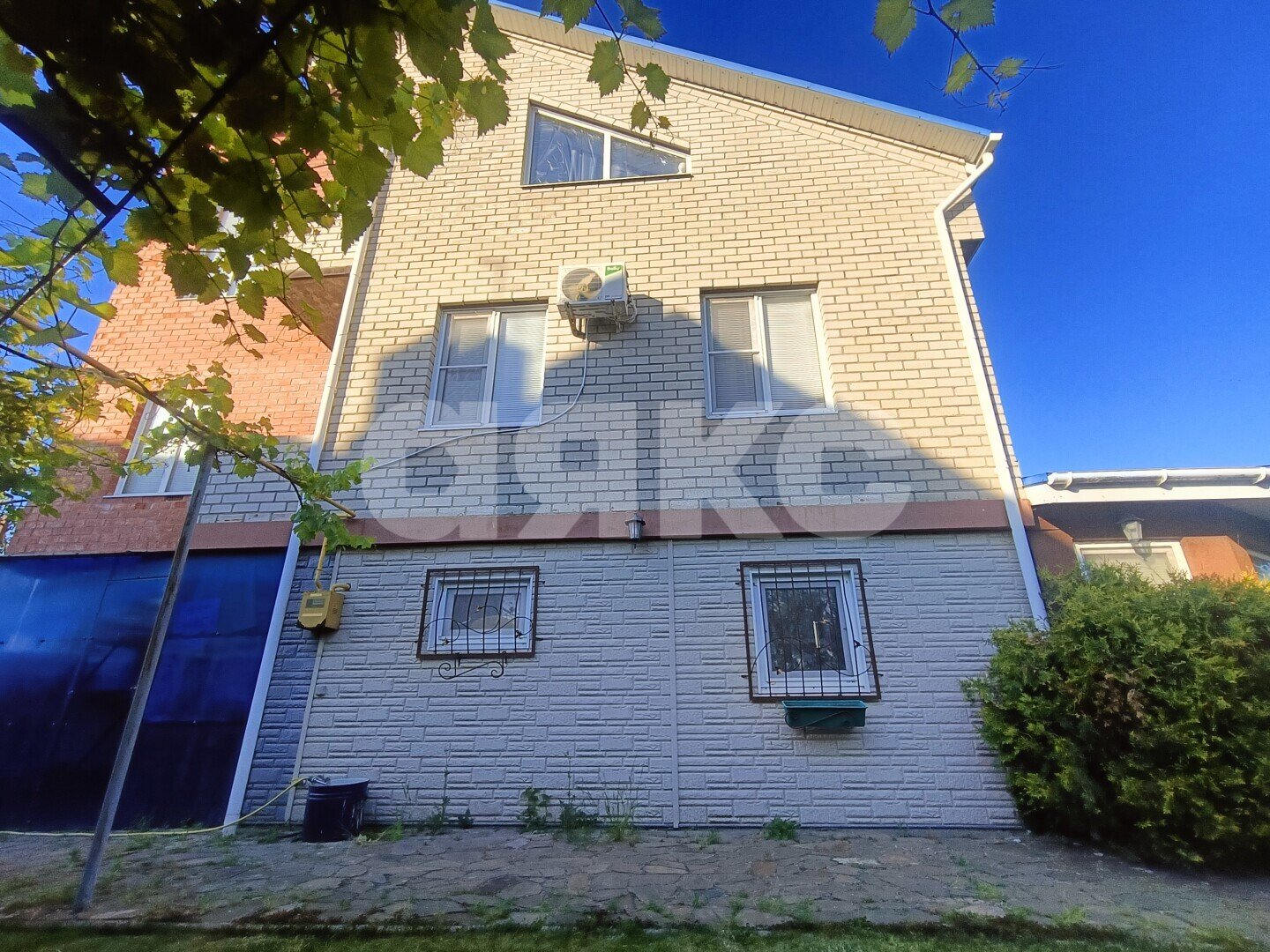 Фото №4: Коттедж <span class="whitespace-nowrap">327 м²</span> <span class="whitespace-nowrap">+ 10 сот.</span>, <span class="whitespace-nowrap">3 эт.</span> - Гостагаевская, ул. Южная