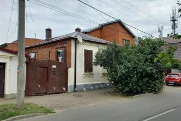 Фото №1: Дом <span class="whitespace-nowrap">65 м²</span> <span class="whitespace-nowrap">+ 1.5 сот.</span>, <span class="whitespace-nowrap">1 эт.</span> - Краснодар, мкр. Центральный, ул. Чапаева, 143