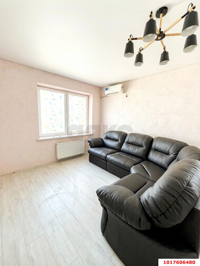 Фото №1: 1-комнатная квартира <span class="whitespace-nowrap">42 м²</span>, <span class="whitespace-nowrap">8/8 эт.</span> - Краснодар, Прикубанский внутригородской округ, Славянский, мкр. Светлоград, ул. Красных Партизан, 1/4к9