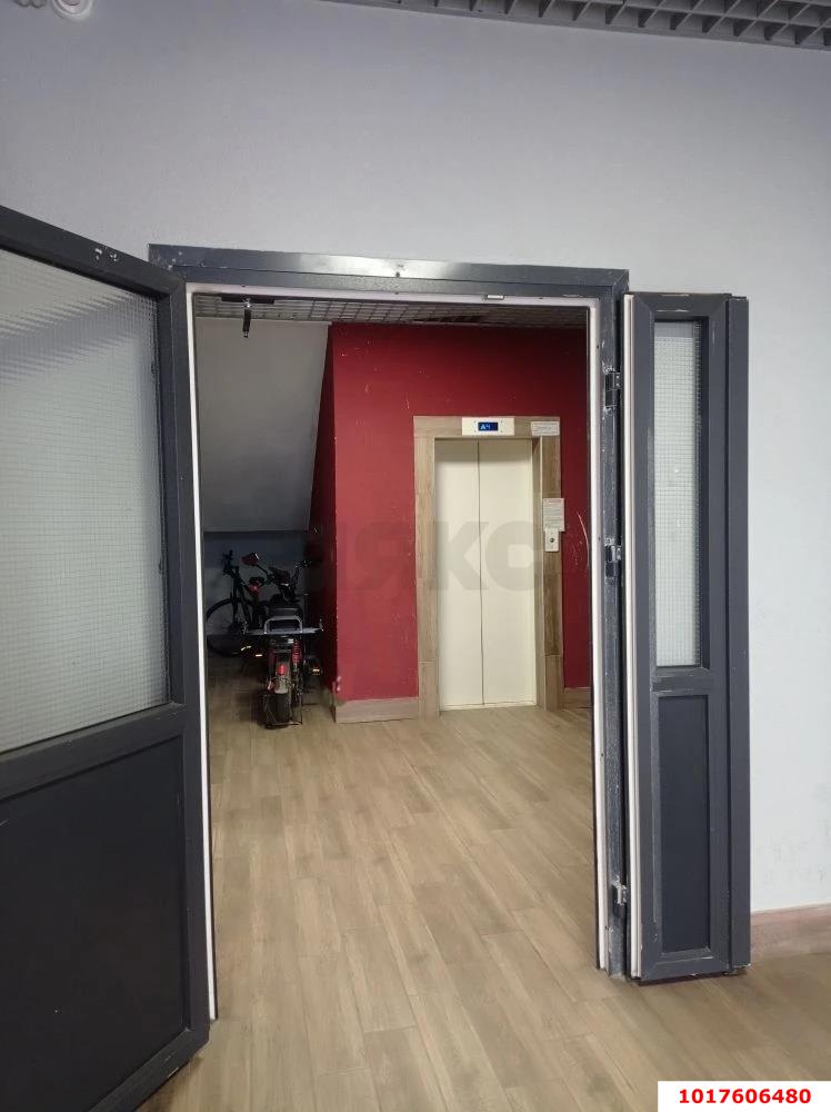Фото №9: 1-комнатная квартира <span class="whitespace-nowrap">42 м²</span>, <span class="whitespace-nowrap">8/8 эт.</span> - Краснодар, Прикубанский внутригородской округ, Славянский, мкр. Светлоград, ул. Красных Партизан, 1/4к9