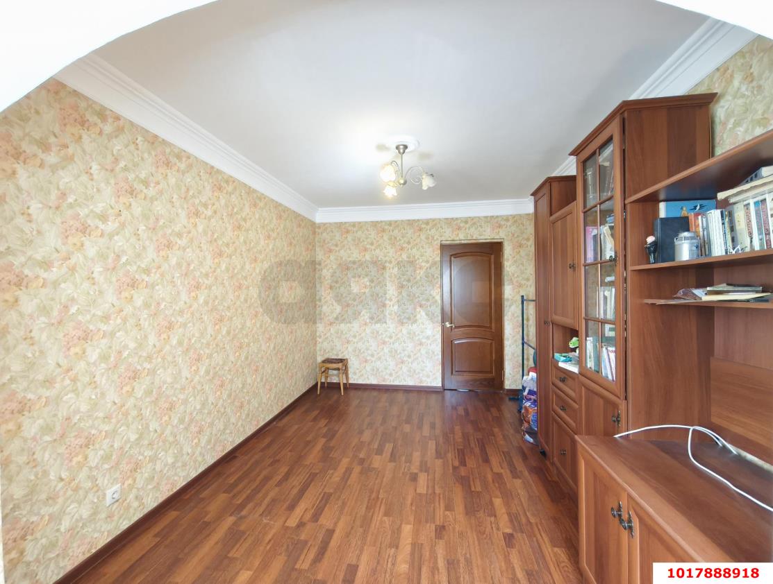 Фото №6: 3-комнатная квартира <span class="whitespace-nowrap">80 м²</span>, <span class="whitespace-nowrap">10/10 эт.</span> - Краснодар, Западный внутригородской округ, мкр. Юбилейный, пр-кт Чекистов, 13