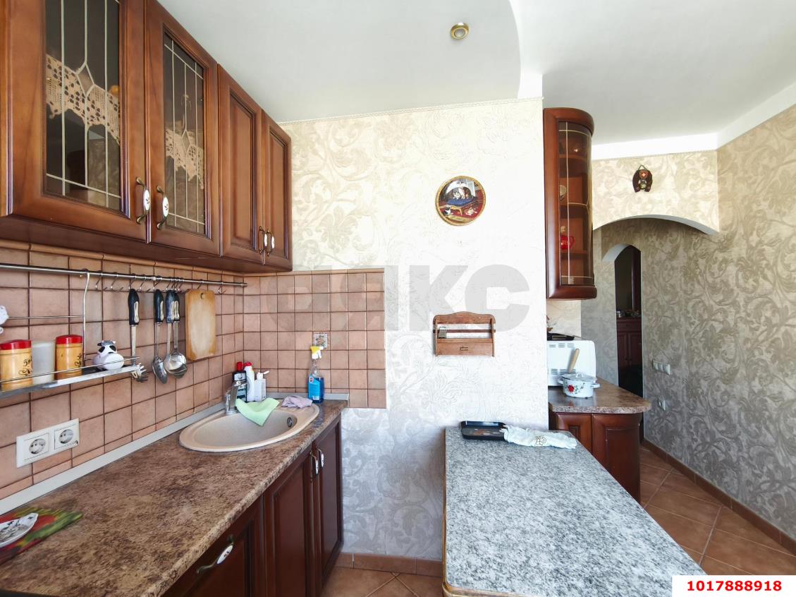 Фото №3: 3-комнатная квартира <span class="whitespace-nowrap">80 м²</span>, <span class="whitespace-nowrap">10/10 эт.</span> - Краснодар, Западный внутригородской округ, мкр. Юбилейный, пр-кт Чекистов, 13