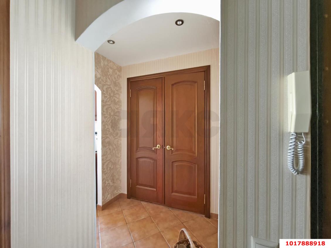 Фото №10: 3-комнатная квартира <span class="whitespace-nowrap">80 м²</span>, <span class="whitespace-nowrap">10/10 эт.</span> - Краснодар, Западный внутригородской округ, мкр. Юбилейный, пр-кт Чекистов, 13