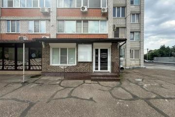 Фото №1: Торговое помещение <span class="whitespace-nowrap">66 м²</span>, <span class="whitespace-nowrap">1/16 эт.</span> - Краснодар, мкр. Гидростроителей, ул. имени Игнатова, 2