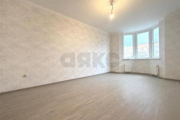 Фото №1: 1-комнатная квартира <span class="whitespace-nowrap">44 м²</span>, <span class="whitespace-nowrap">13/16 эт.</span> - Краснодар, мкр. Солнечный, ул. Архитектора Петина, 14