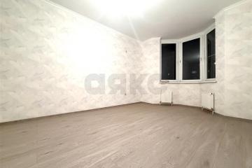 Фото №1: 1-комнатная квартира <span class="whitespace-nowrap">44 м²</span>, <span class="whitespace-nowrap">13/16 эт.</span> - Краснодар, мкр. Солнечный, ул. Архитектора Петина, 14