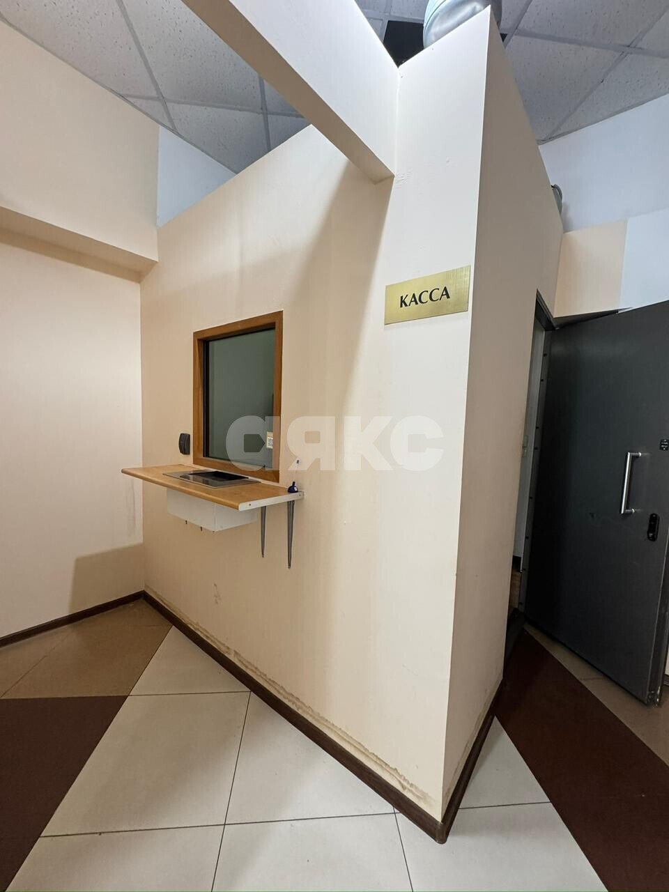 Фото №4: Коммерция <span class="whitespace-nowrap">71 м²</span>, <span class="whitespace-nowrap">1/3 эт.</span> - Туапсе, ул. Октябрьской Революции, 7