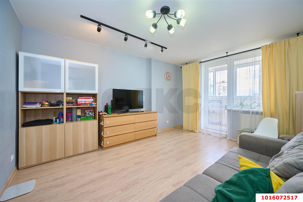 Фото №2: 3-комнатная квартира <span class="whitespace-nowrap">83 м²</span>, <span class="whitespace-nowrap">6/16 эт.</span> - Краснодар, Западный внутригородской округ, Кожзавод, мкр. Военный городок № 1, ул. имени Калинина, 350/9