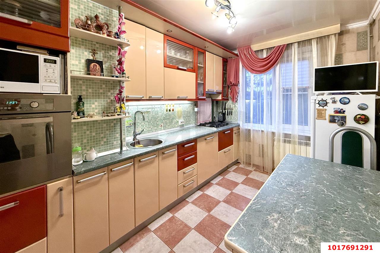 Фото №1: 4-комнатная квартира <span class="whitespace-nowrap">82 м²</span>, <span class="whitespace-nowrap">5/9 эт.</span> - Краснодар, Карасунский внутригородской округ, мкр. Комсомольский, ул. Симферопольская, 30/1