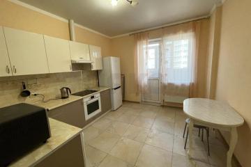 Фото №1: 1-комнатная квартира <span class="whitespace-nowrap">44 м²</span>, <span class="whitespace-nowrap">4/16 эт.</span> - Краснодар, мкр. Солнечный, ул. Архитектора Петина, 18/1