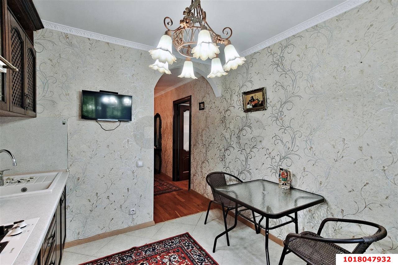 Фото №2: 1-комнатная квартира <span class="whitespace-nowrap">40 м²</span>, <span class="whitespace-nowrap">2/9 эт.</span> - Краснодар, Центральный внутригородской округ, мкр. Центральный, ул. Митрофана Седина, 175