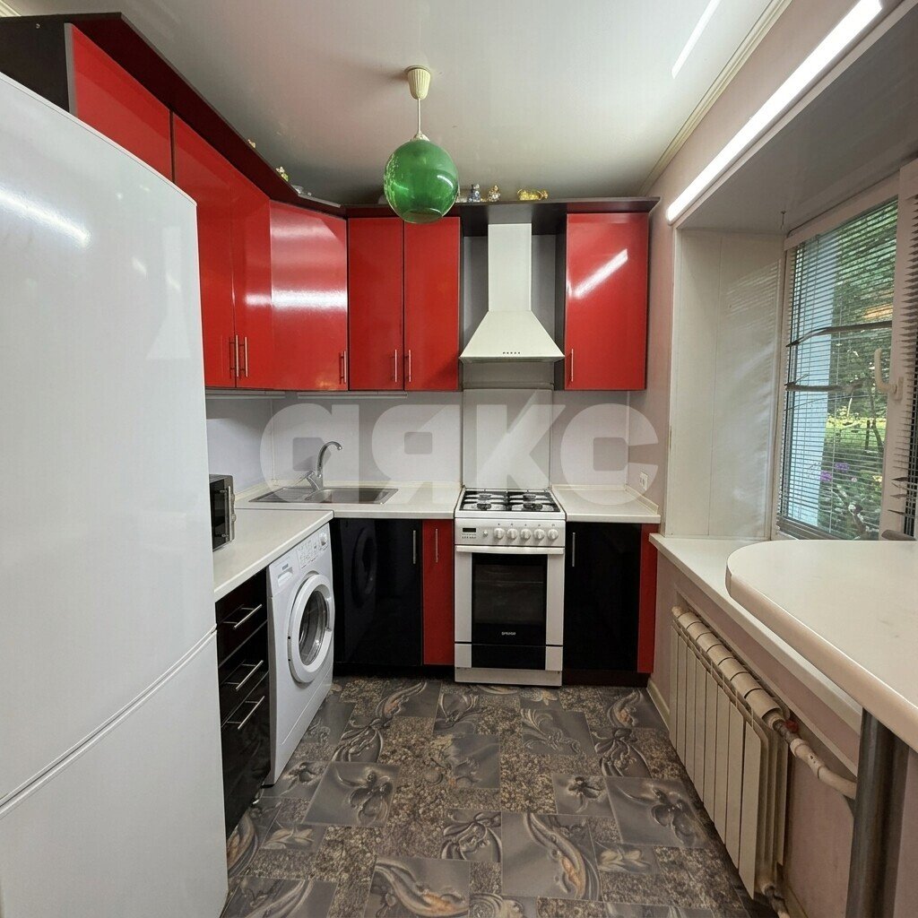 Фото №1: 2-комнатная квартира <span class="whitespace-nowrap">43 м²</span>, <span class="whitespace-nowrap">1/2 эт.</span> - Белоозёрский, мкр. Красный Холм, ул. 50 лет Октября, 7