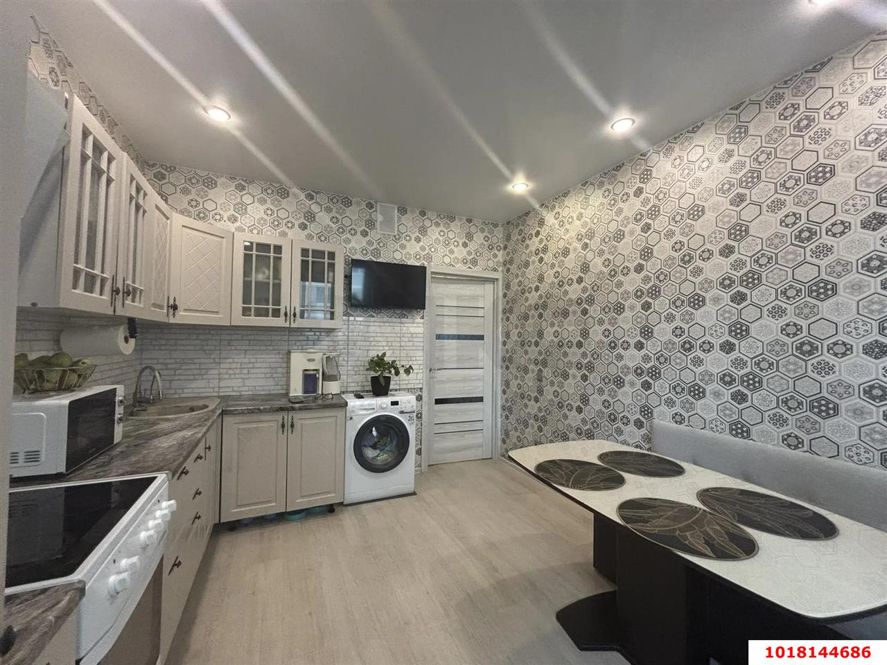 Фото №2: 2-комнатная квартира <span class="whitespace-nowrap">65 м²</span>, <span class="whitespace-nowrap">7/12 эт.</span> - Краснодар, Прикубанский внутригородской округ, Славянский, мкр. Светлоград, ул. Красных Партизан, 1/3к10