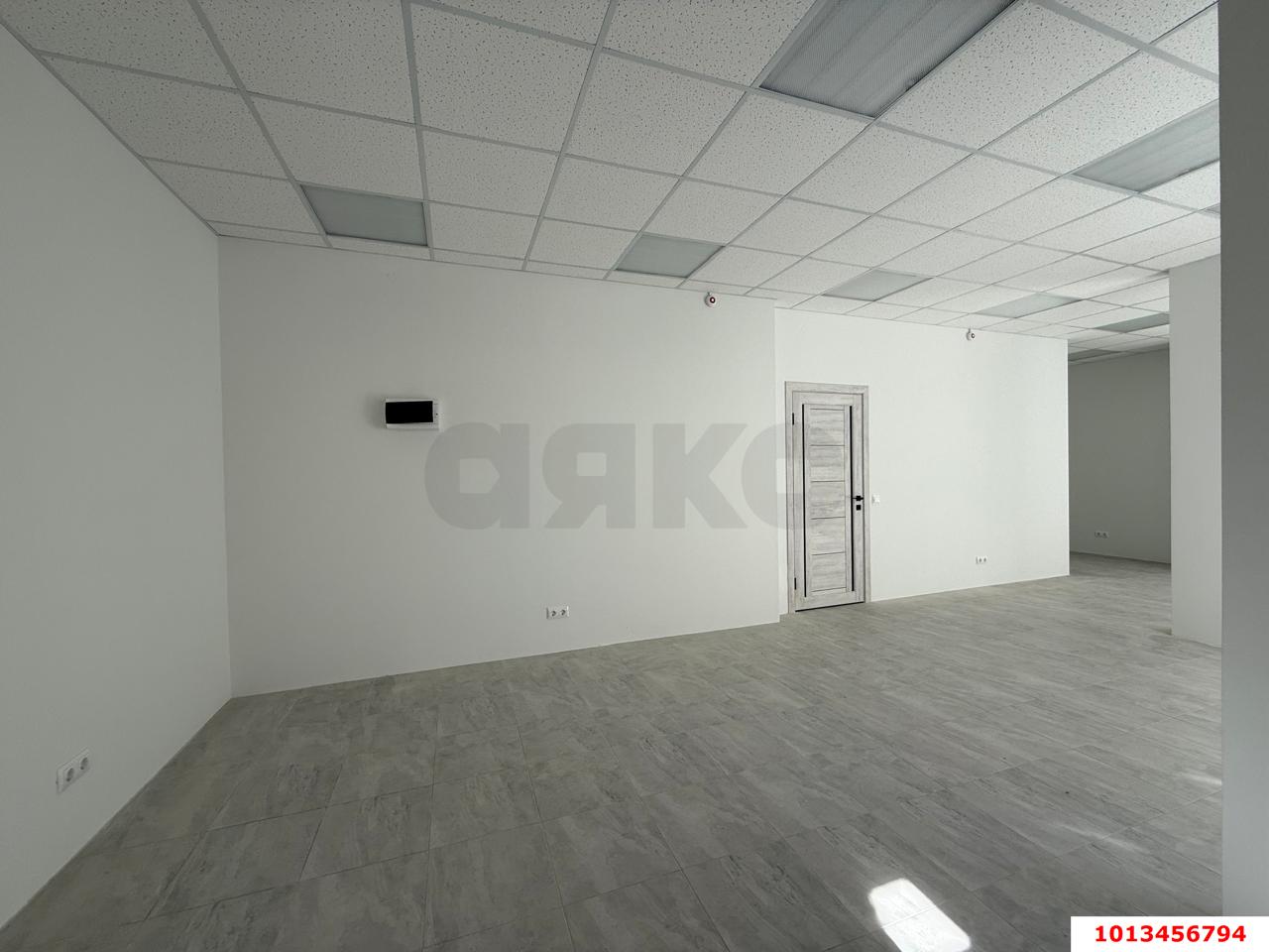 Фото №3: Торговое помещение <span class="whitespace-nowrap">41 м²</span>, <span class="whitespace-nowrap">1/16 эт.</span> - Краснодар, Прикубанский внутригородской округ, Славянский, мкр. Светлоград, ул. Красных Партизан, 1/4к15