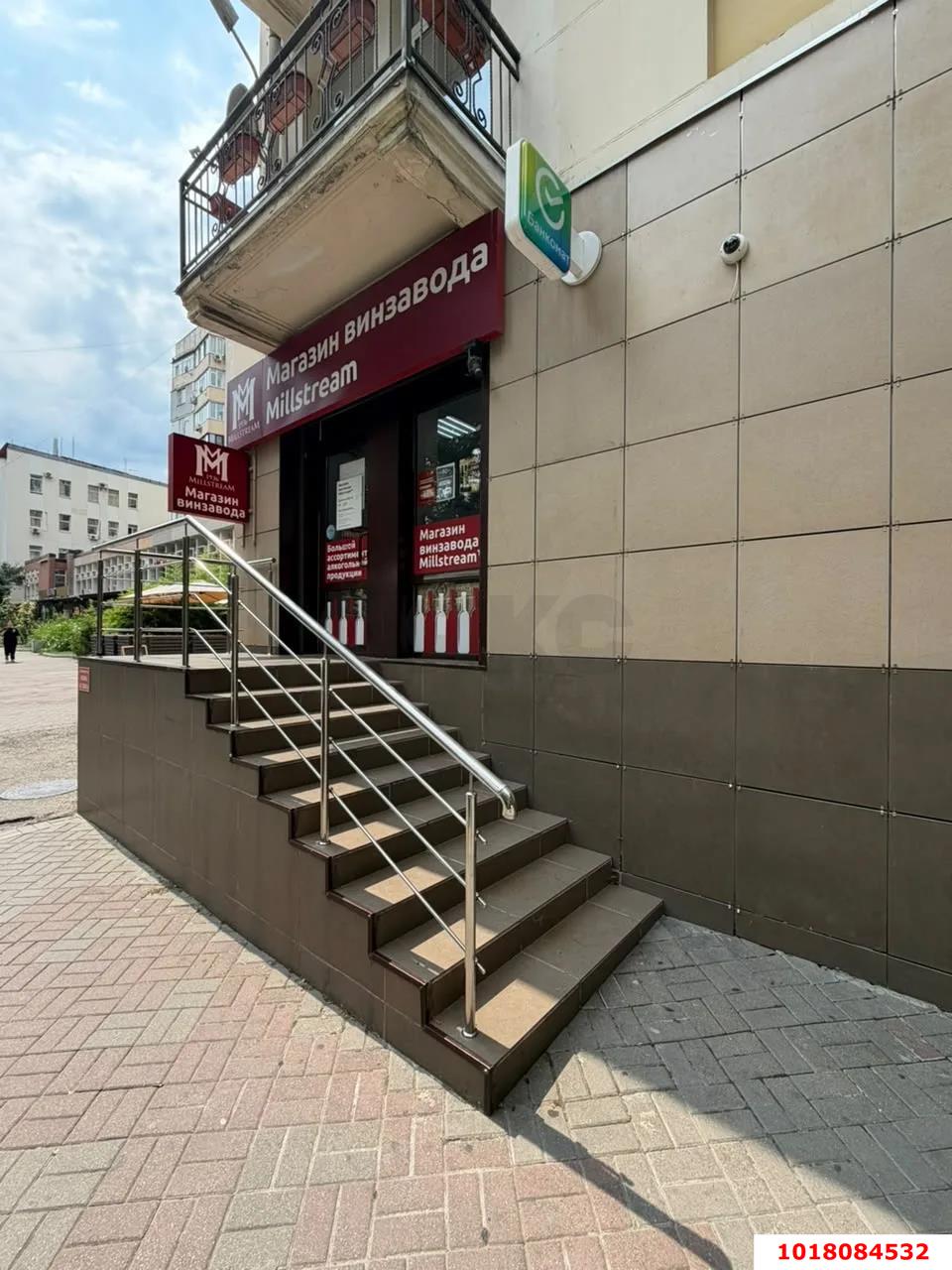 Фото №1: Торговое помещение <span class="whitespace-nowrap">66 м²</span>, <span class="whitespace-nowrap">1/5 эт.</span> - Туапсе, ул. Карла Маркса, 15