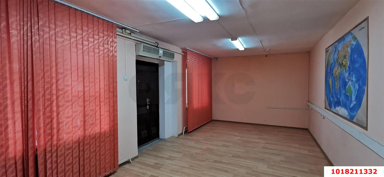 Фото №3: Торговое помещение <span class="whitespace-nowrap">183 м²</span>, <span class="whitespace-nowrap">1/2 эт.</span> - Краснодар, Центральный внутригородской округ, мкр. Центральный, ул. Красная, 180