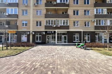 Фото №1: Торговое помещение <span class="whitespace-nowrap">45 м²</span>, <span class="whitespace-nowrap">1/16 эт.</span> - Краснодар, мкр. жилой комплекс Дыхание, ул. Лётчика Позднякова, 2к14