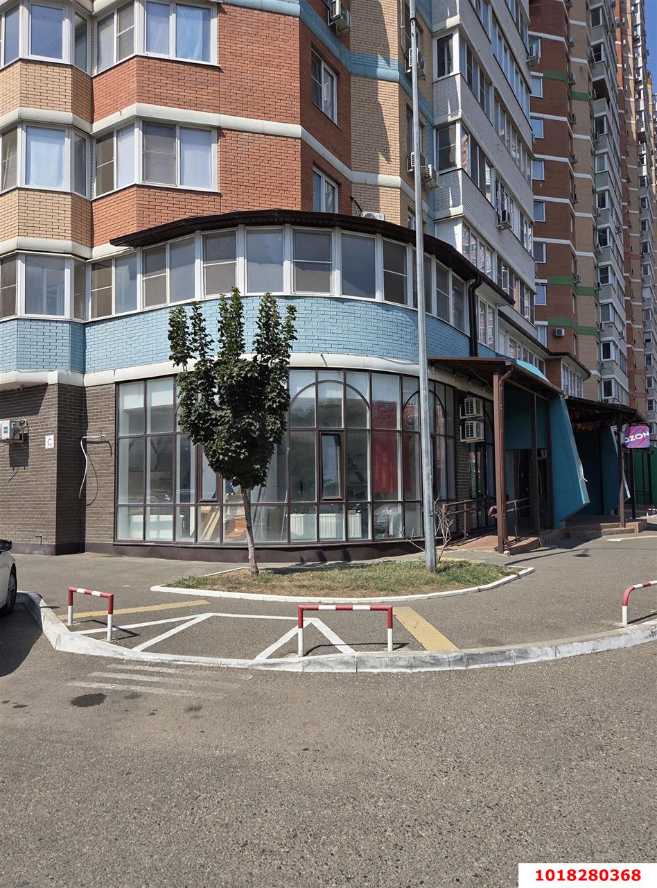 Фото №4: Торговое помещение <span class="whitespace-nowrap">75 м²</span>, <span class="whitespace-nowrap">1/24 эт.</span> - Краснодар, Карасунский внутригородской округ, Черёмушки, мкр. ЖК Большая Таманская, ул. Таманская, 153к2
