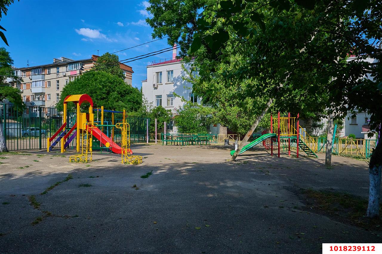 Фото №10: 1-комнатная квартира <span class="whitespace-nowrap">30 м²</span>, <span class="whitespace-nowrap">3/3 эт.</span> - Краснодар, Центральный внутригородской округ, Покровка, мкр. Центральный, ул. Щорса, 1