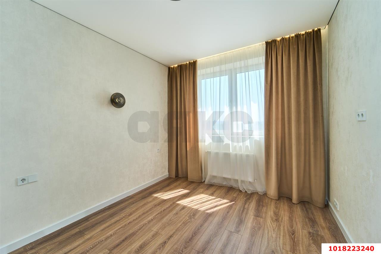 Фото №2: 1-комнатная квартира <span class="whitespace-nowrap">35 м²</span>, <span class="whitespace-nowrap">6/23 эт.</span> - Краснодар, Карасунский внутригородской округ, Камвольно-суконный Комбинат, мкр. ЖК Урал, ул. Уральская, 87/7