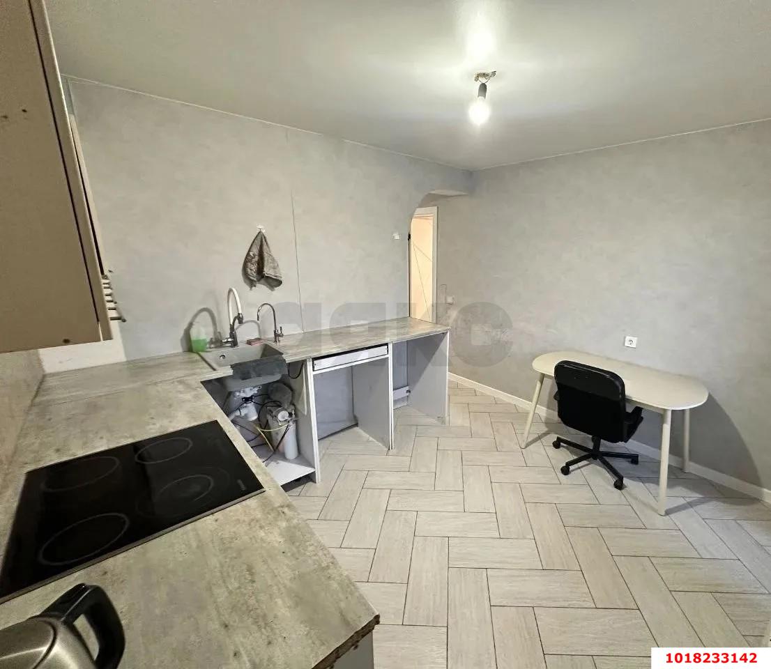 Фото №3: 1-комнатная квартира <span class="whitespace-nowrap">42 м²</span>, <span class="whitespace-nowrap">6/16 эт.</span> - Краснодар, Прикубанский внутригородской округ, мкр. Завод Измерительных Приборов, ул. имени 40-летия Победы, 33/10