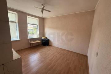 Фото №1: 1-комнатная квартира <span class="whitespace-nowrap">18 м²</span>, <span class="whitespace-nowrap">2/2 эт.</span> - Краснодар, мкр. Центральный, ул. Янковского, 77